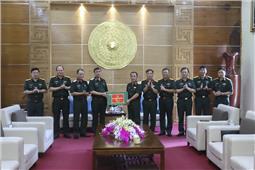 Quân khu đón tiếp đoàn công tác Quân khu 2 đến thăm, động viên nữ quân nhân tham gia diễu binh, diễu hành Kỷ niệm 80 năm Ngày thành lập Quân đội Nhân dân Việt Nam